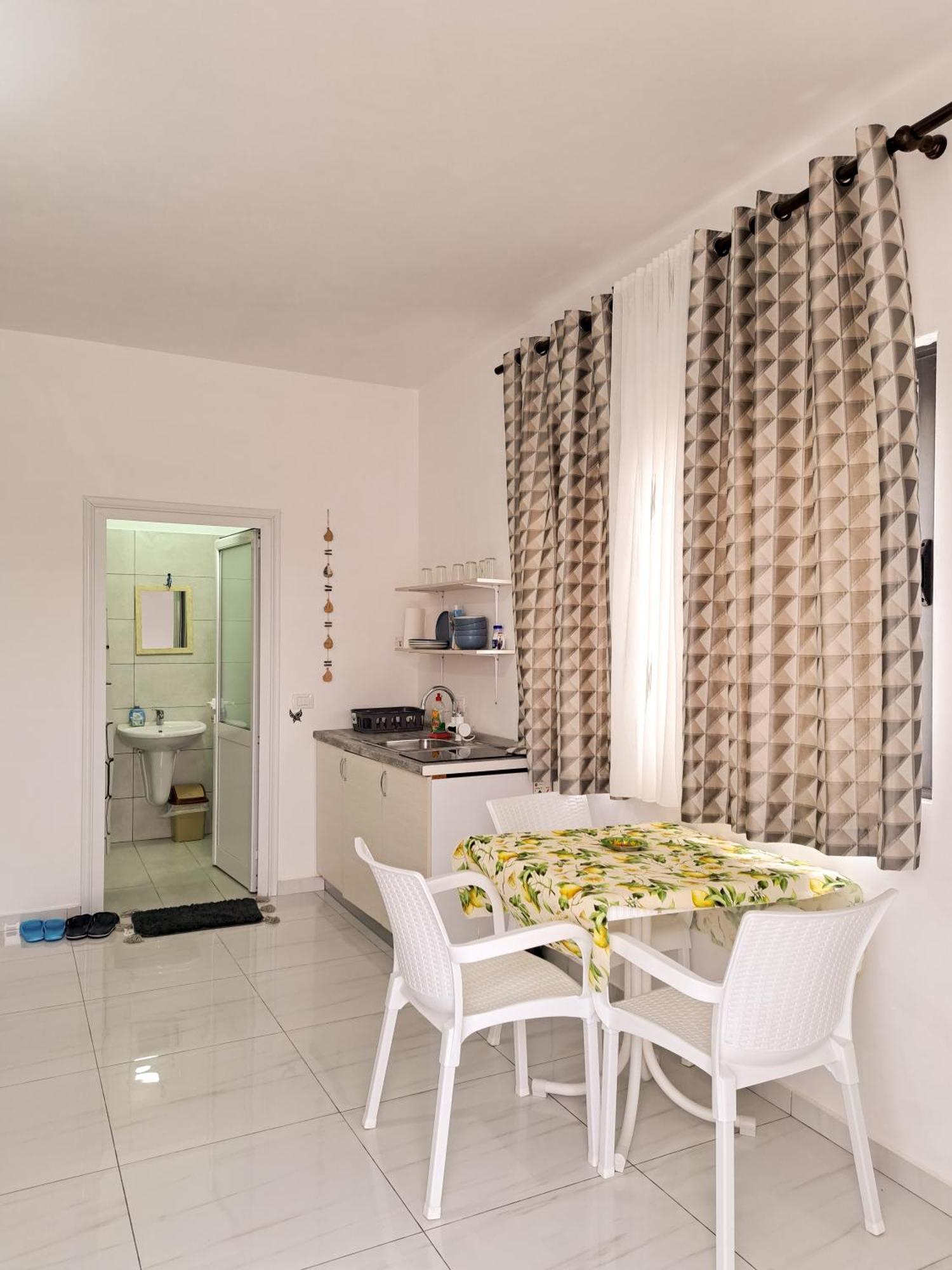 Troi Beach House فلورا الغرفة الصورة